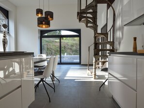 Wasserkocher mit Kaffee-/Teezubehör, Kühlschrank, Mikrowelle, Ofen