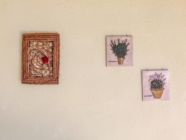 Três obras de arte fixadas na parede retratando plantas.