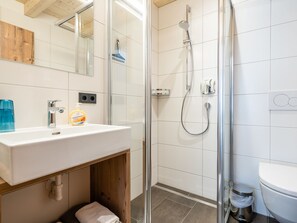 Shower - Spacious Holiday Home for Large Families in the Centre (Neukirchen am Grossvenediger)