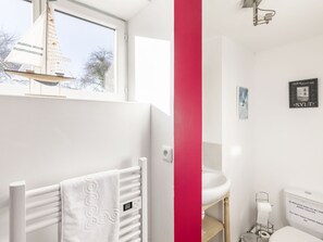 House | Bathroom | Shower, hair dryer, towels - Modern Holiday Home in Commes Nearby Sea (Commes)