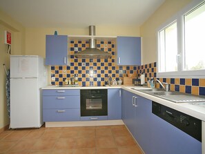 House | Private kitchen | Microwave, oven, dishwasher, coffee/tea maker - Classic Holiday Home in Riec-sur-bélon With Private Garden (Riec-sur-Belon)