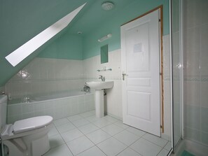 House | Bathroom | Bathtub, towels - Classic Holiday Home in Riec-sur-bélon With Private Garden (Riec-sur-Belon)