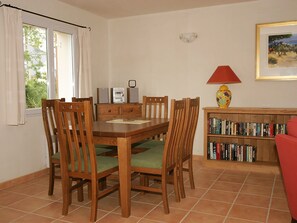 Dining - Classic Holiday Home in Riec-sur-bélon With Private Garden (Riec-sur-Belon)