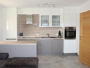 Wasserkocher mit Kaffee-/Teezubehör, Kühlschrank, Ofen, Geschirrspüler