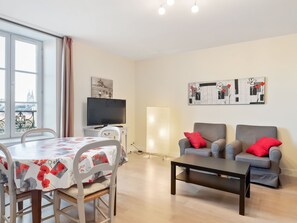 Dining - Modern & Spacious Apartment in Downtown Bayeux (Bayeux)