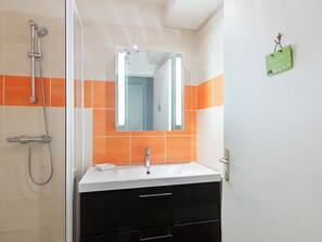 Bathroom - Modern & Spacious Apartment in Downtown Bayeux (Bayeux)