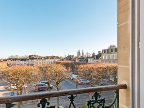 Balcony - Modern & Spacious Apartment in Downtown Bayeux (Bayeux)