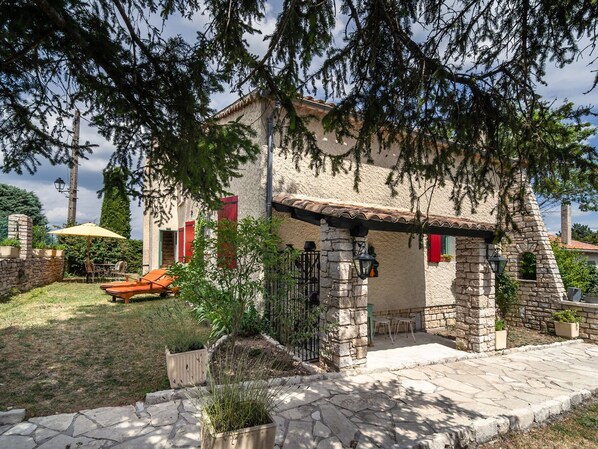 Villa | Exterior - Cosy Apartment in Vachères With Private Garden (Vachères)
