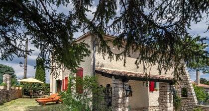 Cosy Apartment in Vachères With Private Garden