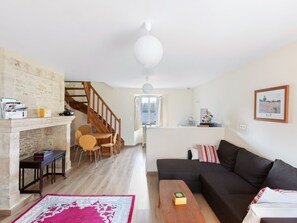 Apartment | Living room - Cozy Apartment in Maisy Near Sea (Grandcamp-Maisy)