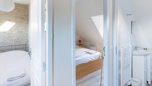 2 bedrooms, bed sheets - Cozy Apartment in Maisy Near Sea (Grandcamp-Maisy)