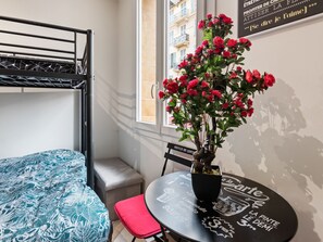 1 bedroom, bed sheets - Simplistic Apartment in Nice With Beach Nearby (Nice)
