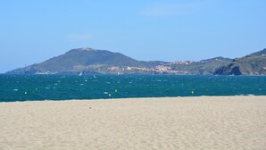 A beach with a mountain in the background and a clear sky. - Modern Villa in Camplong With Private Pool (Felines-Minervois)