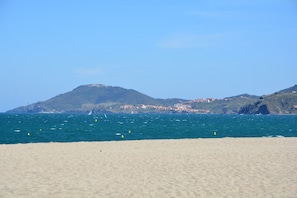 A beach with a mountain in the background and a clear sky. - Modern Villa in Camplong With Private Pool (Felines-Minervois)