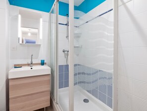 Apartment | Bilik Mandi | Pancuran mandi, tuala disediakan 