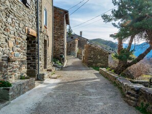 Exterior - Gorgeous Holiday Home in Urbanya With Garden (Urbanya)