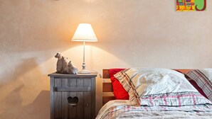 1 bedroom, bed sheets - Gorgeous Holiday Home in Urbanya With Garden (Urbanya)