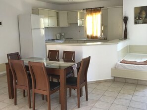Dining - Pleasant Holiday Home in Piscopiano With Private Pool (Hersonissos)