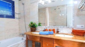 Bathroom - Pleasant Holiday Home in Piscopiano With Private Pool (Hersonissos)