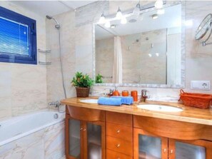Villa | Bathroom - Pleasant Holiday Home in Piscopiano With Private Pool (Hersonissos)