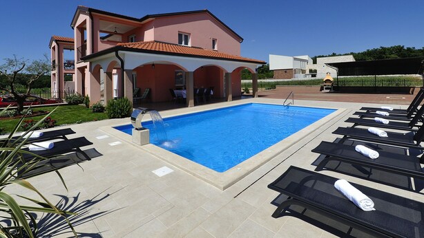 Pool - Modern Holiday Home in Novigrad With Swimming Pool (Novigrad)