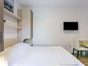 Apartment | Iron/ironing board