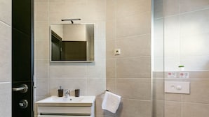 Unclassified image, 5 of 30, button - Simplistic Apartment in Drvenik near Beach Lučica  (Gradac)