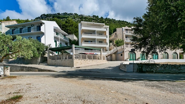 Unclassified image, 1 of 30, button - Simplistic Apartment in Drvenik near Beach Lučica  (Gradac)