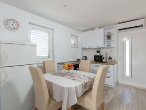 Apartment | Eigene Küche | Wasserkocher mit Kaffee-/Teezubehör, Kühlschrank, Mikrowelle, Ofen