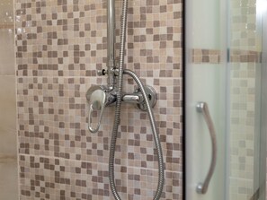 Apartment | Badezimmer | Dusche, Handtücher