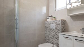 Apartment | Bathroom | Shower, hair dryer, towels - Comfy Apartment in Povlja near Sea (Selca)