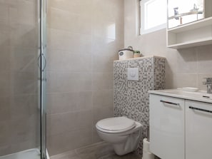 Apartment | Bathroom | Shower, hair dryer, towels