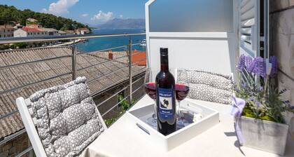 Comfy Apartment in Povlja near Sea
