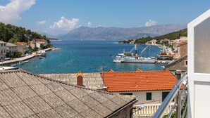 Apartment | Balcony - Comfy Apartment in Povlja near Sea (Selca)