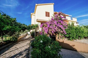 Apartment | Reception - Lovely Apartment in Biograd na Moru With Balcony (Biograd na Moru)