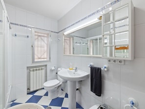 Bathtub, towels