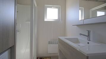 Rumah | Kamar mandi | Shower, pengering rambut, dan handuk