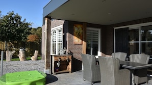 Villa | Balcony - Beautiful Child-friendly Villa in North Brabant (Liessel)