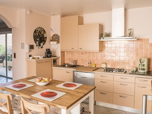Villa | Private kitchen | Fridge, stovetop, high chair - Stay, Saint-andre-de-roquelongue (Saint-Andre-de-Roquelongue)