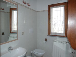 Bathroom - Cozy Apartment in Coiano - Castelfiorentino With Swimming Pool (Castelfiorentino)