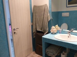 Villa | Badezimmer | Dusche, Handtücher