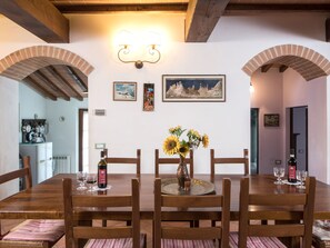 Dining - Refreshing Holiday Home in Casole D'elsa With Swimming Pool (Casole d'Elsa)