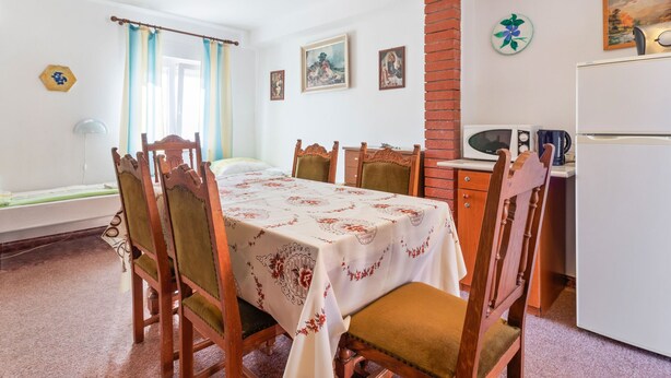 Apartment | Private kitchen - Quaint Apartment in Ližnjan With Balcony (Liznjan)
