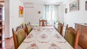 Dining - Quaint Apartment in Ližnjan With Balcony (Liznjan)