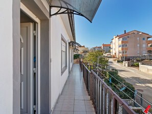Balcony - Quaint Apartment in Ližnjan With Balcony (Liznjan)