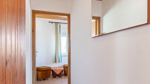 Room - Quaint Apartment in Ližnjan With Balcony (Liznjan)