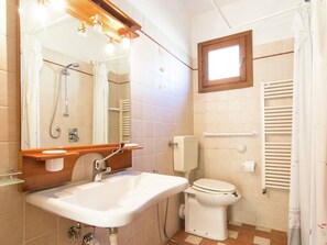 House | Bathroom | Shower, towels
