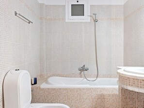Combined shower/tub, towels