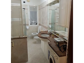 Villa | Bathroom | Towels - Charming Villa in Ventimiglia With Barbecue Area (Ventimiglia)
