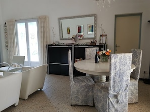 Dining - Pleasant Villa in Pouzols-minervois With Private Pool (Pouzols-Minervois)